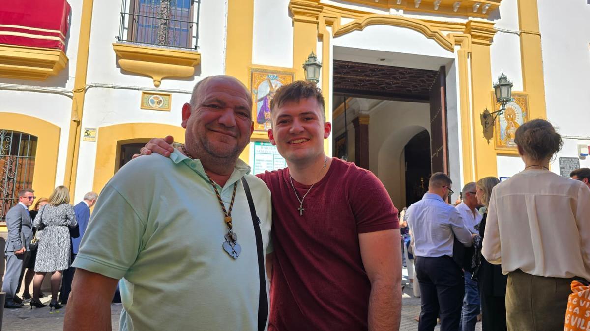 Vídeo | Devotos esperan más de diez horas para ver la salida de la Esperanza de Triana en Pureza