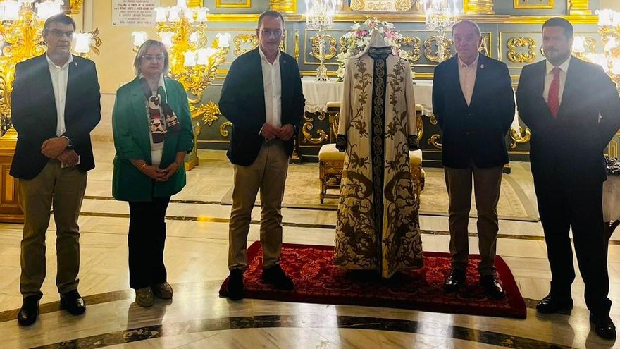 Donan a la Fundación Santo Domingo una túnica réplica de la primera bordada en el Paso Blanco de Lorca en 1902