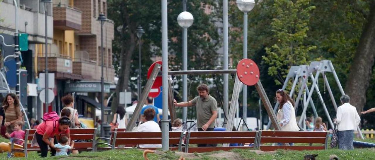 Tres perros delante del parque infantil de Las Meanas.