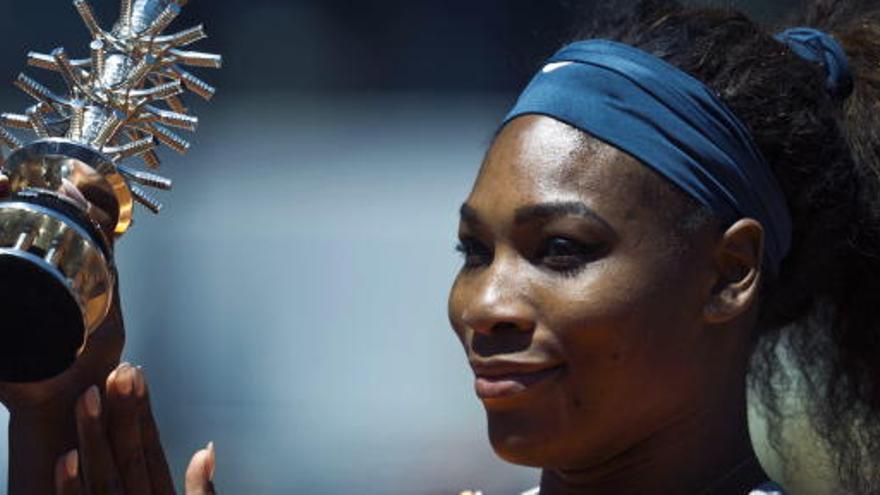 Serena Williams posa con el trofeo.