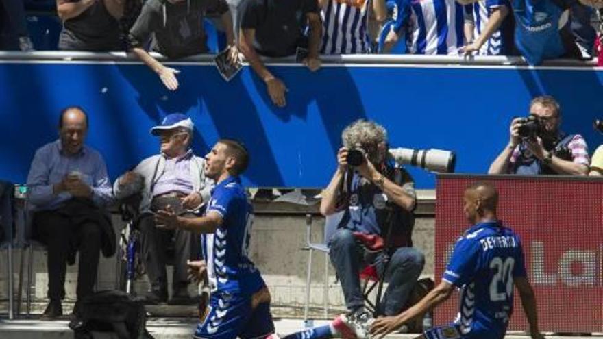 Theo Hernández celebra el tanto que dio el triunfo al Alavés.