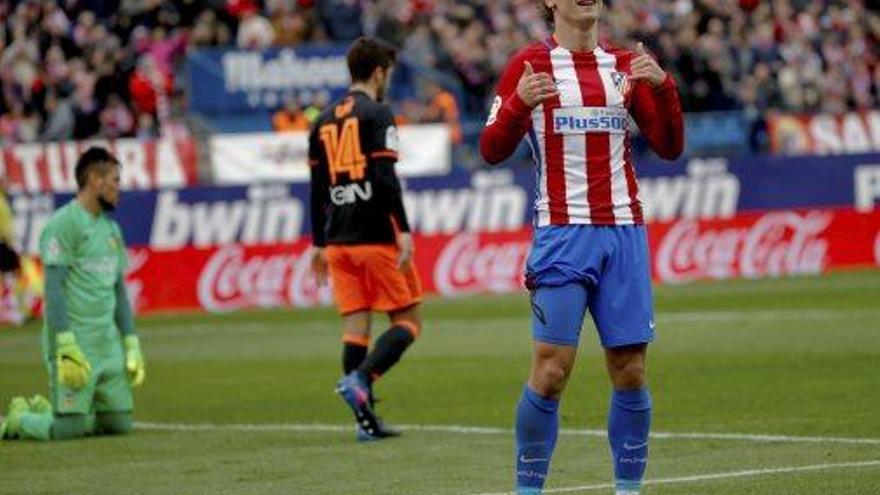 Griezmann celebra el segon dels gols que va marcar ahir al València