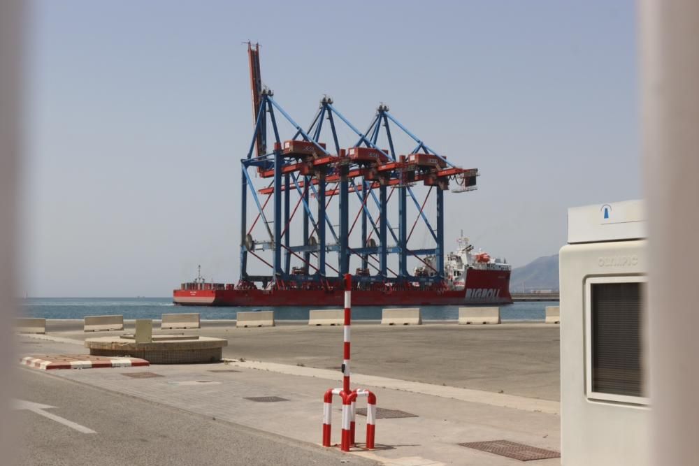 Llegan a Málaga las tres nuevas grúas de contenedores