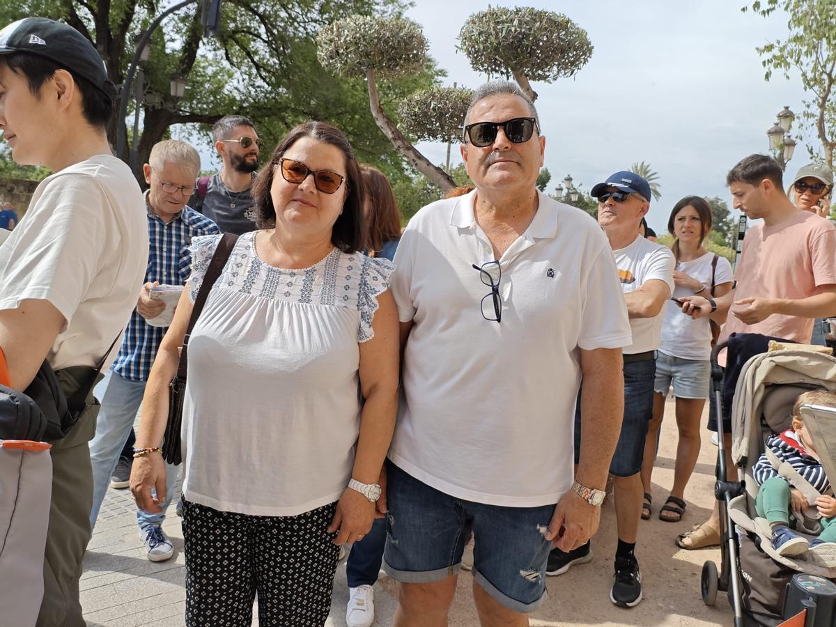 Rosario y José hacen cola para entrar al Alcázar de Córdoba.