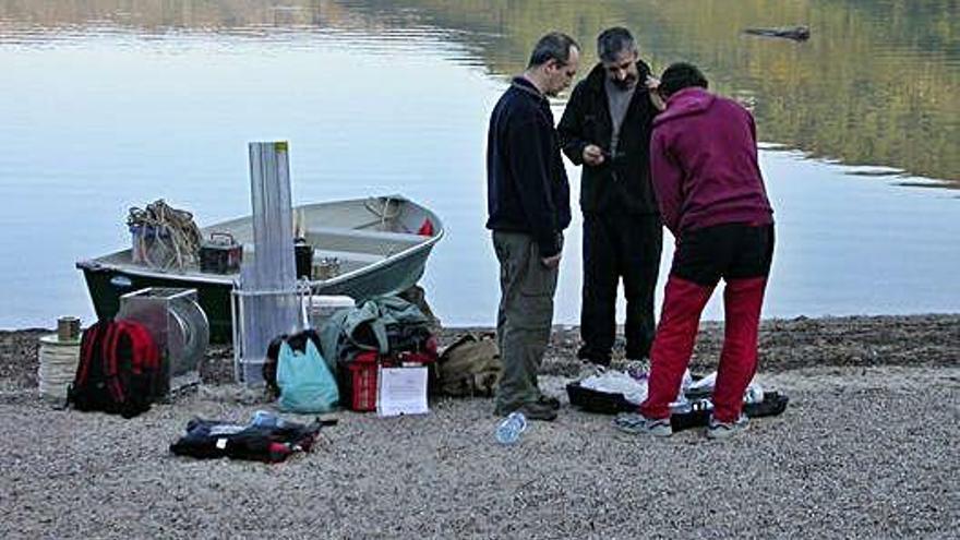 Biólogos durante un estudio del ecosistema y de las aguas del Lago de Sanabria.