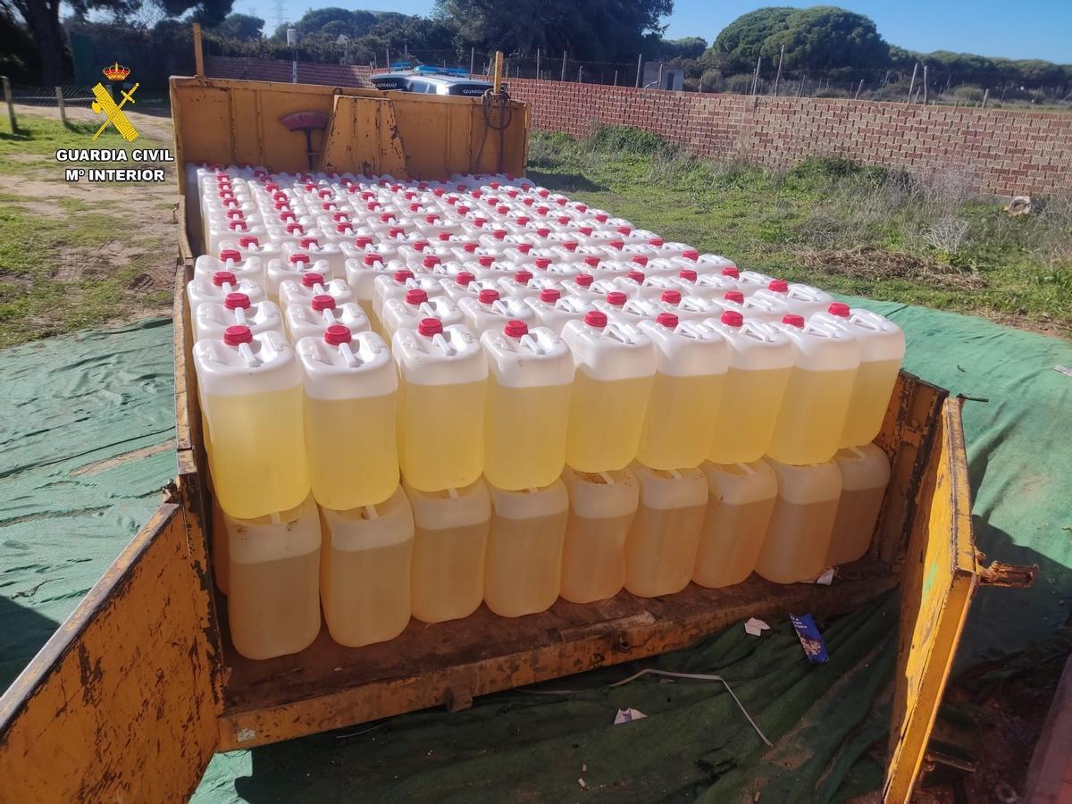 Garrafas de gasolina incautadas a una red criminal que operaba en Cádiz y Málaga.