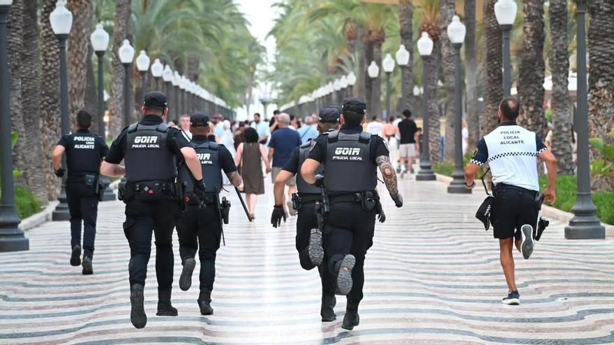 Despliegue policial contra la venta ambulante en el paseo del Puerto de Alicante