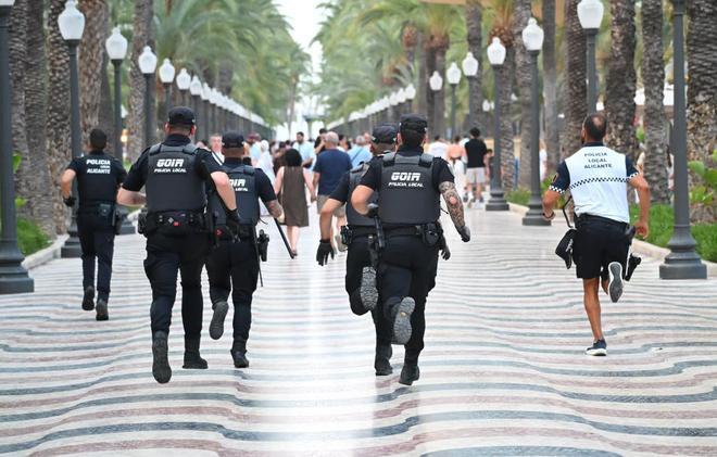 Despliegue policial contra la venta ambulante en el paseo del Puerto de Alicante