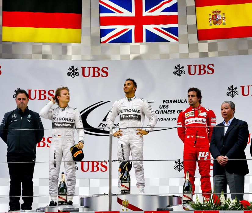 Pese a los triunfos, Hamilton aún tardaría en destronar a Vettel. En la imagen, en lo más alto del podio junto a Rosberg y Alonso.