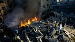 Incendio y destrucción provocados por un bombardeo israelí en la ciudad de Gaza, este viernes.