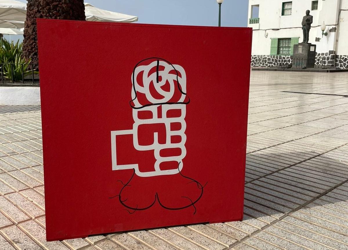 Cubo de la propaganda electoral del PSOE atacado en Arrecife.