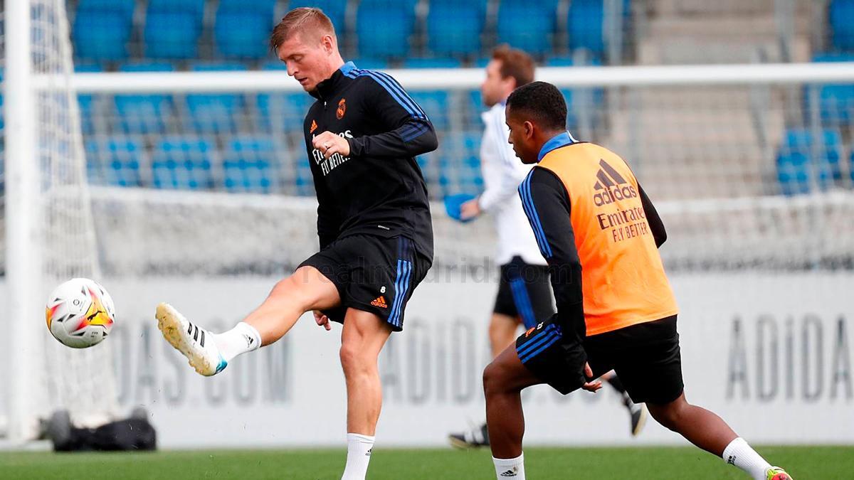 Kroos entrena con el grupo