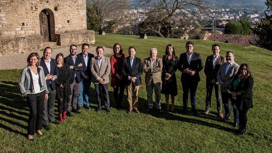 Por la izquierda, Concepción Méndez, Mario Arias, Lorena Álvarez, Gerardo Antuña, Álvaro Fernández Morán, José Ramón Prado, Covadonga Díaz, Alfredo Canteli, Ángel de la Fuente, Leticia González, Manuel López Purón, Javier Cuesta, Alfredo García Quintana y María Torres, miembros de la lista electoral del PP, posando junto a Santa María del Naranco.