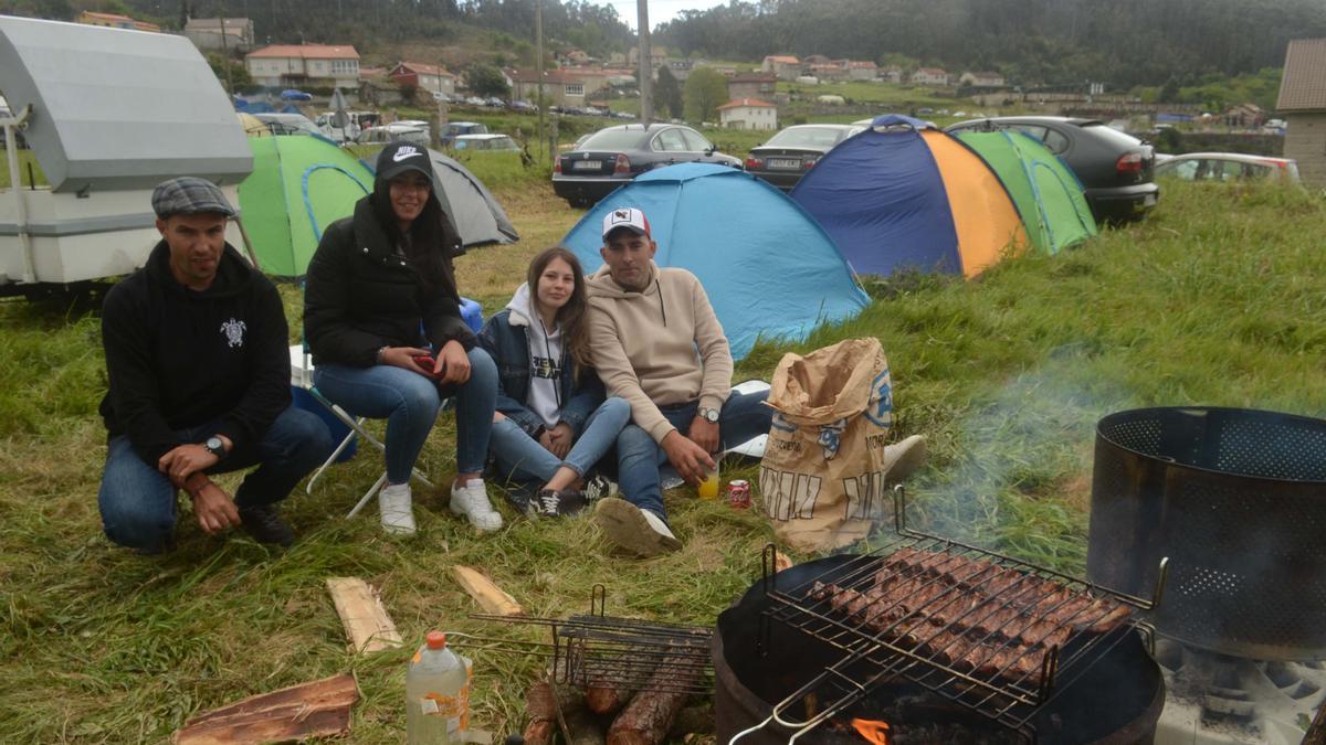Un grupo de amigos acampañados en las proximidades de la fiesta