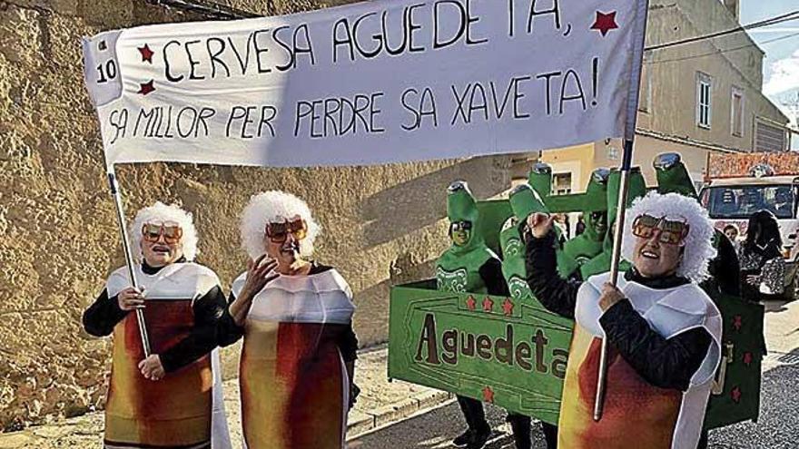 Desfile de carrozas y comparsas en las fiestas patronales de Santa Àgueda, de Sencelles.