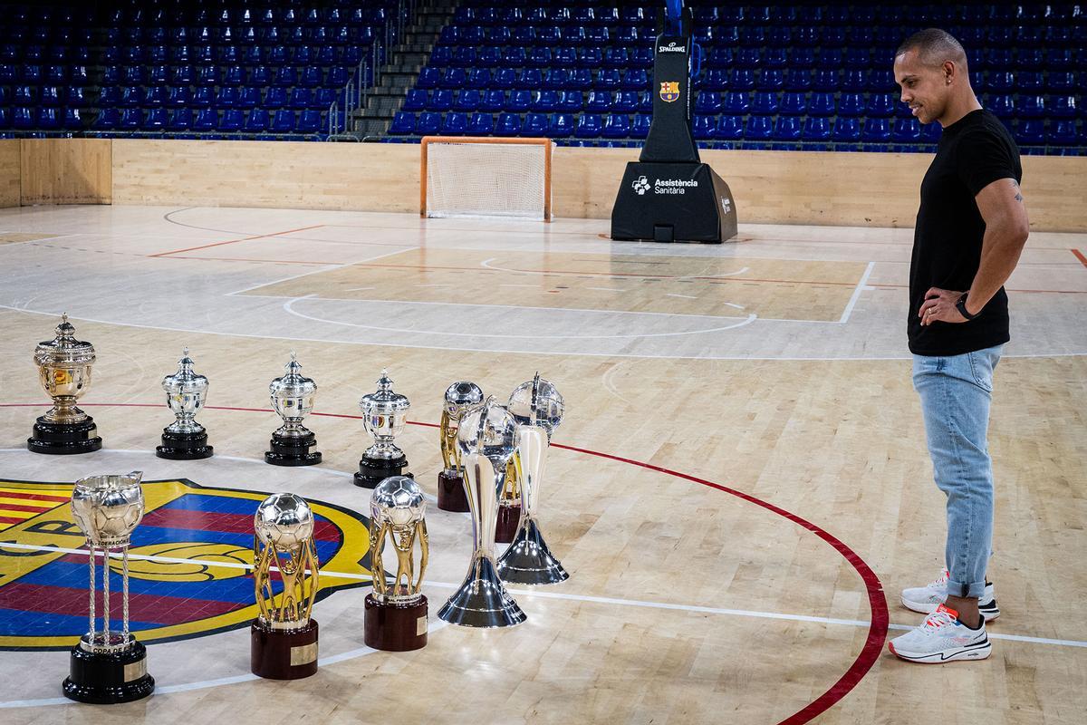 Ferrao, André Coelho y Jesús Velasco se despiden del Barça fotografiándose con todos sus trofeos.