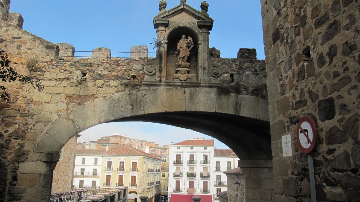 El Arco de la Estrella, entrada monumental de Cáceres.