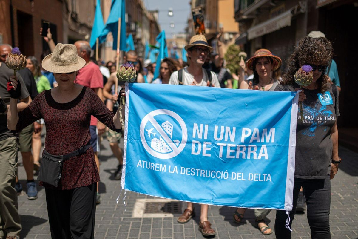 14/06/2025 Varias personas durante una concentración contra la ampliación del Aeropuerto Josep Tarradellas Barcelona-El Prat?, a 14 de junio de 2025, en El Prat de Llobregat, Barcelona, Catalunya (España). El objetivo de la protesta, convocada por la plataforma Ni un pam de Terra, es mostrar el rechazo ciudadano al proyecto de ampliación de la tercera pista del aeropuerto que, según los convocantes, tendrá un grave impacto ambiental y social sobre espacios protegidos como La Ricarda y el Remolar, en el delta del Llobregat. ECONOMIA Lorena Sopêna - Europa Press