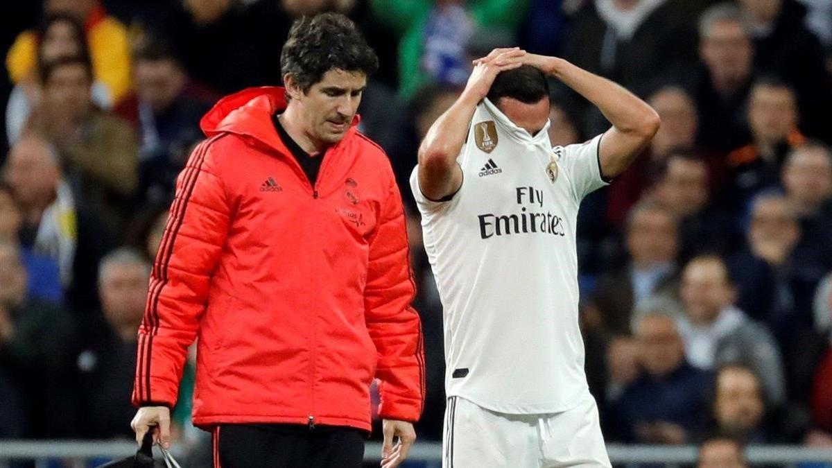 Lucas Vázquez se lamenta de la lesión que sufrió ante el Ajax en el Bernabéu.