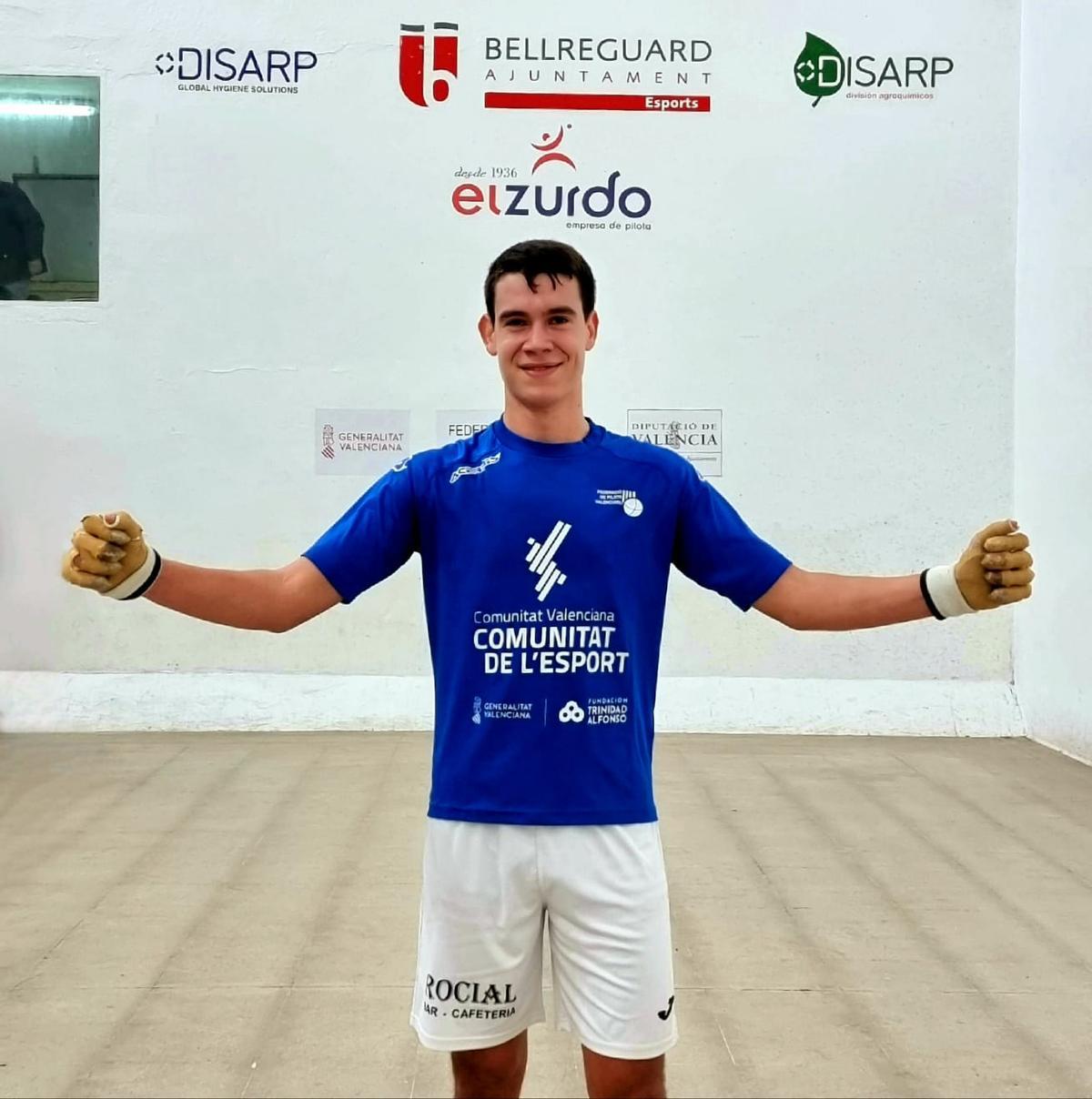 Miquel Soler Salelles celebra su triunfo en la final del domingo en el Trinquet de Bellreguard