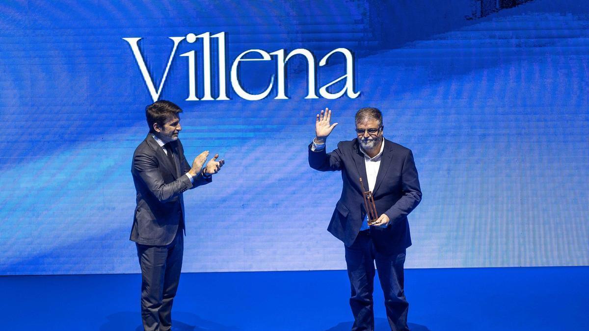 Sergi Guillot, director general de Prensa Ibérica, aplaudiendo a Fulgencio Cerdán, alcalde de Villena.