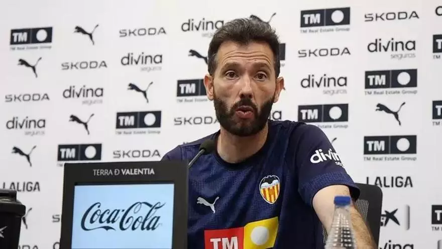 Carlos Coberán sobre la posibilidad de juntar a Umar Sadiq y Hugo Duro