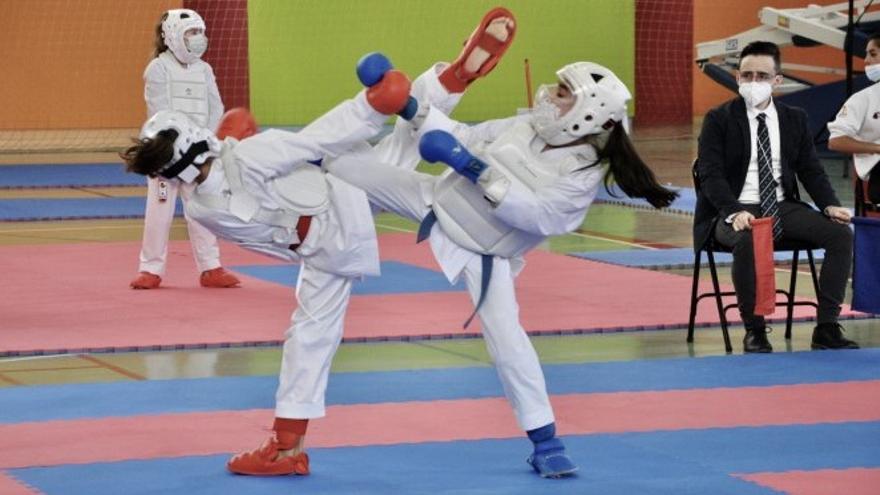 Dos karatecas, durante uno de los combates celebrados en Posadas.