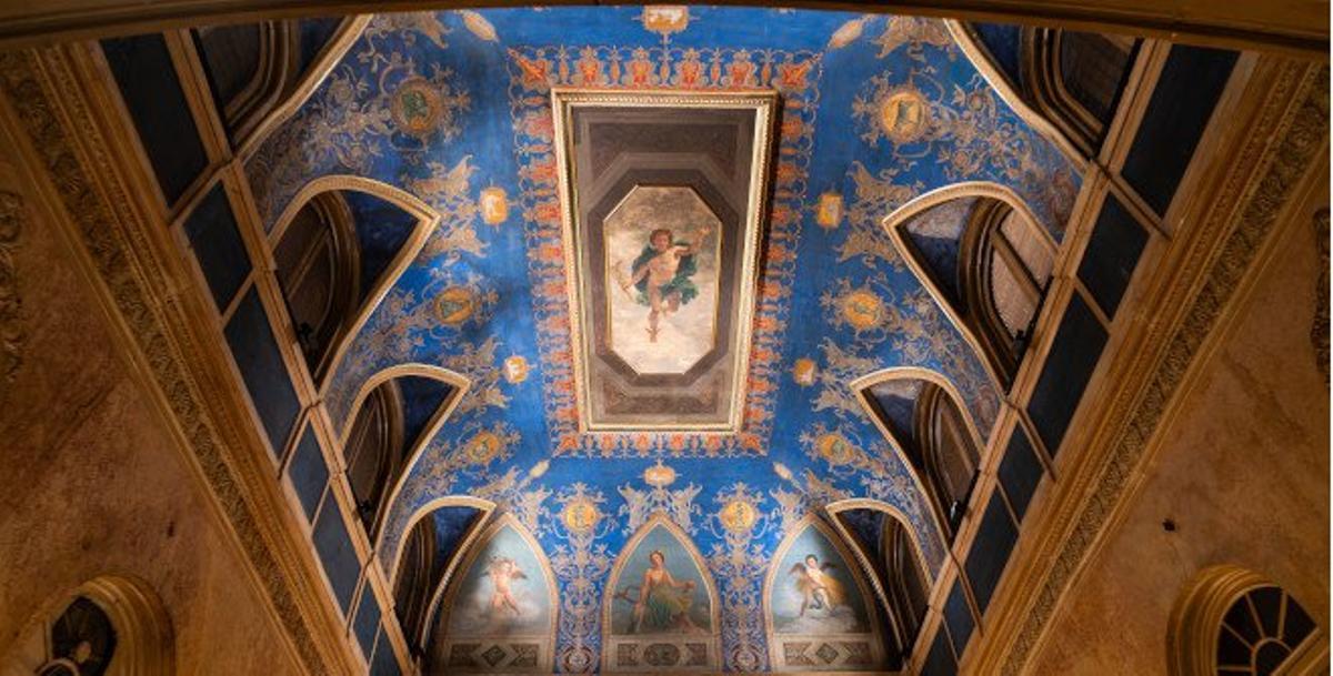 Buena parte del atractivo de este lugar está en esa decoración interior, pues convierte la visita en algo más que un paseo por un edificio histórico