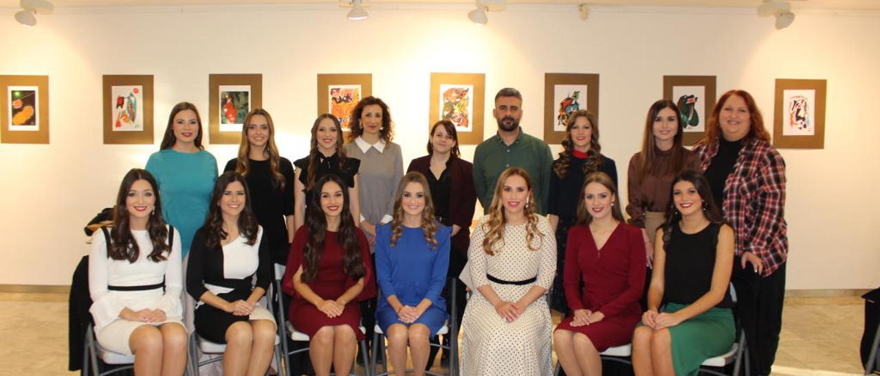 Consuelo Llobell y la corte, antes de empezar el taller celebrado ayer.