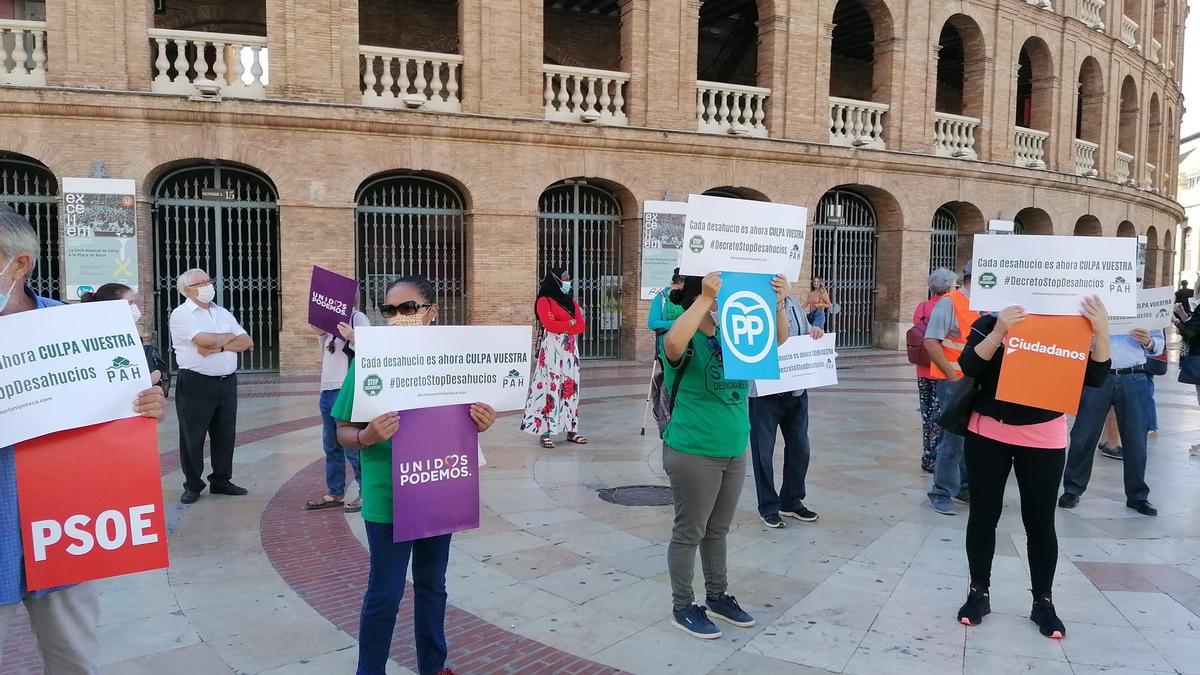 Concentración antidesahucios de la PAH en la plaza de toros de València
