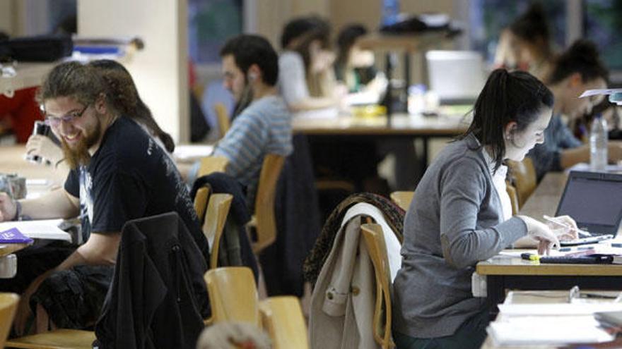 Estudiantes, ayer, en el interior de la biblioteca de Torrecedeira.  // José Lores