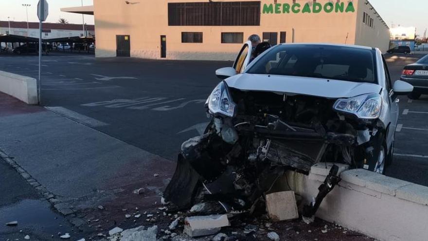 Aspecto del estado en el que quedó el coche al impactar con el muro perimetral del aparcamiento en Las Torretas de Torrevieja