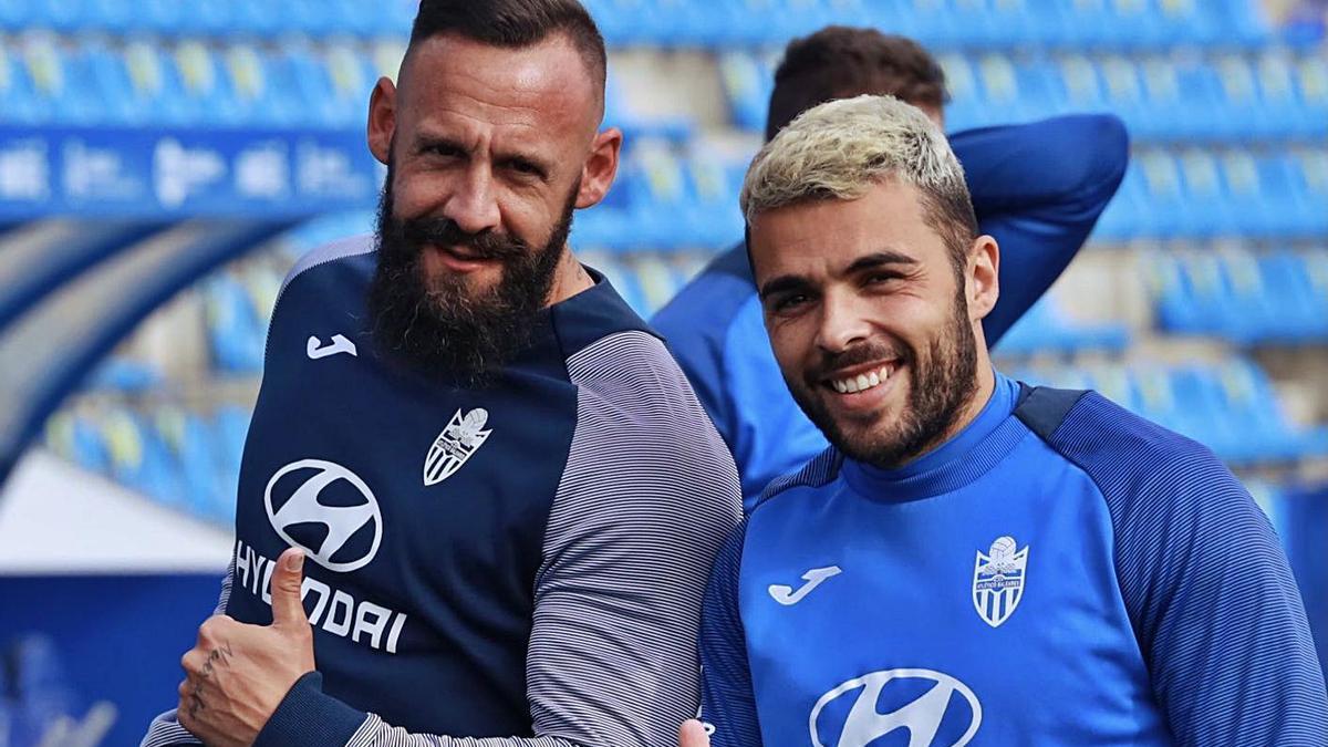 El segundo entrenador del Baleares, Joan Vich, y José Peris, en un entrenamiento reciente. | ATB