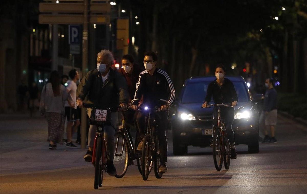  Ciclistas en la Diagonal de Barcelona, a la altura del paseo de Gràcia.