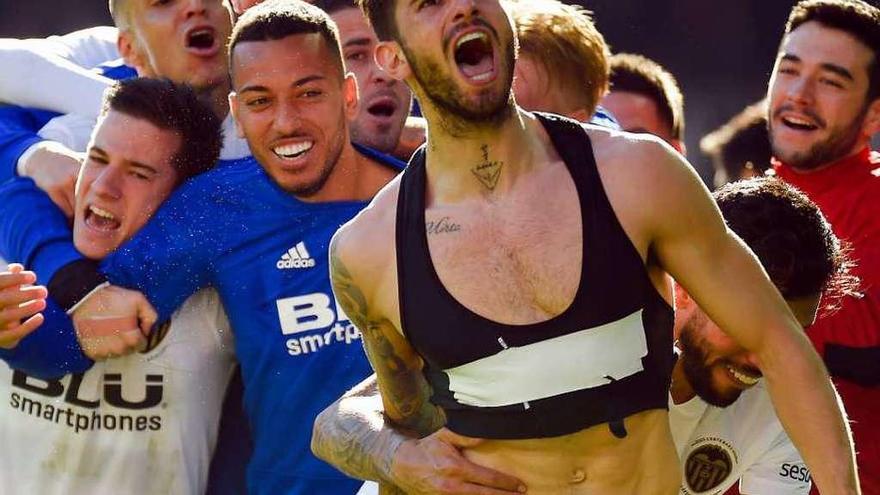 Piccini y los demás jugadores del Valencia celebran el gol de la victoria. // José Jordán