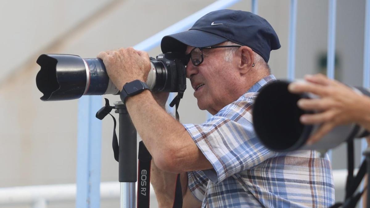 El fotógrafo, Paco Rodríguez, en el Estadio de La Rosaleda