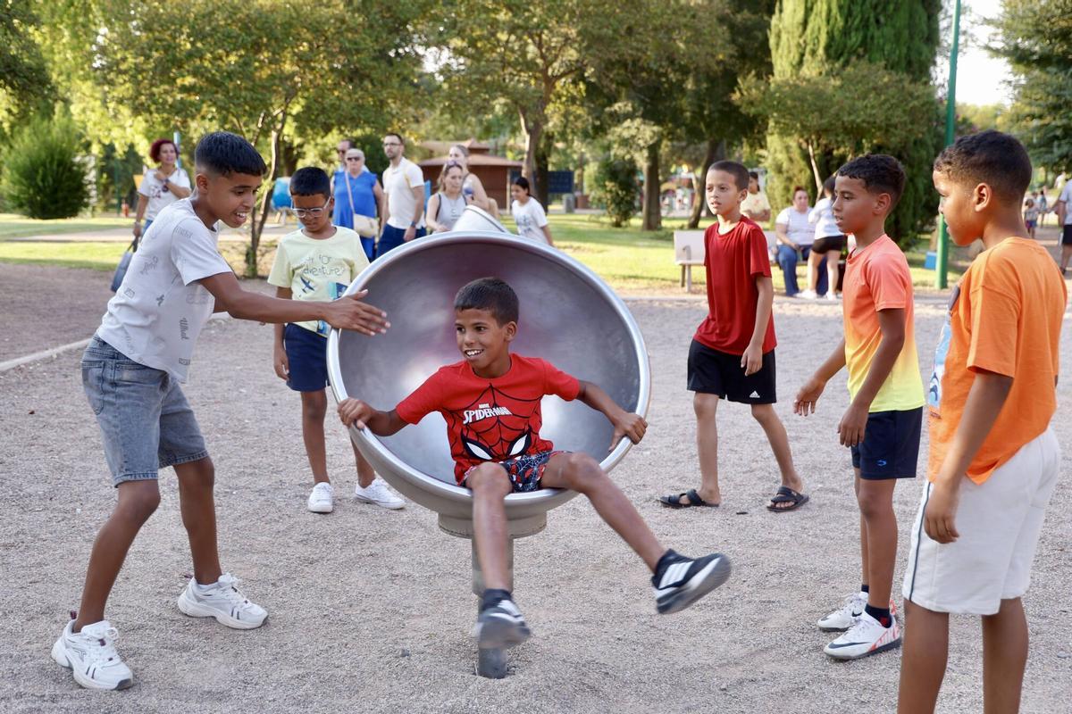 Los niños saharauis disfrutan de la Ciudad de los Niños