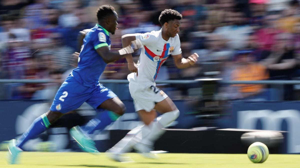 GETAFE BARCELONA Djené y Baldé en una acción de ataque por la izquierda.