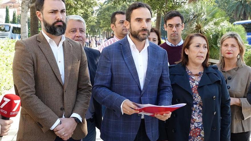 Daniel Pérez junto al resto de miembros del grupo socialista esta mañana frente al Ayuntamiento