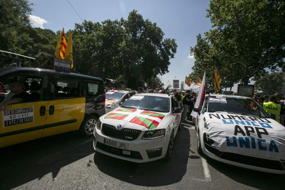 Huelga de los taxis contra Uber y Cabify