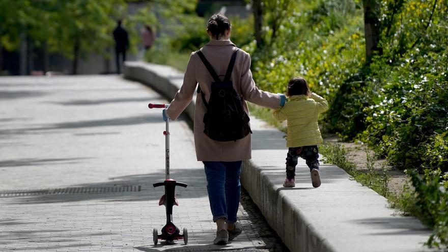 Imagen de archivo de una madre paseando con su hijo.