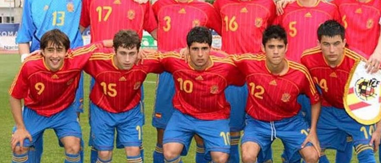 Atienza, detrás, segundo por la izquierda, junto a De Gea, en una alineación inicial de la selección sub-17 que acabó campeona de Europa en 2007. Delante, el primero por la derecha, el ex del Sporting Isma López.