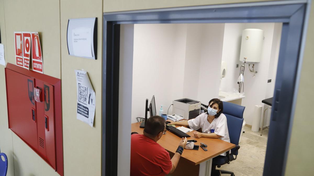 Una médica de familia atiende a un paciente en un centro de salud.