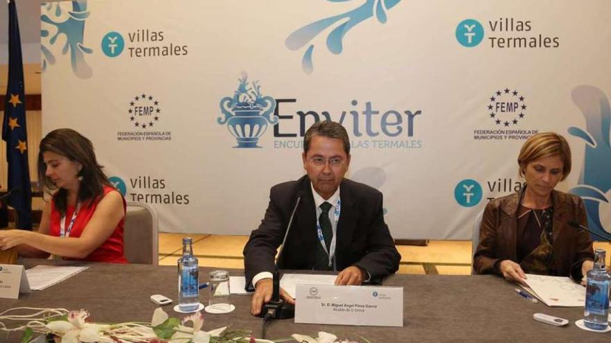 María del Carmen Yáñez (izquierda), Miguel Pérez y Nava Castro, en la inauguración del congreso.