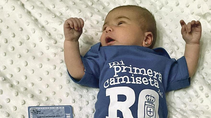 Martina Querentes Rojo, con su carné y su camiseta azul.