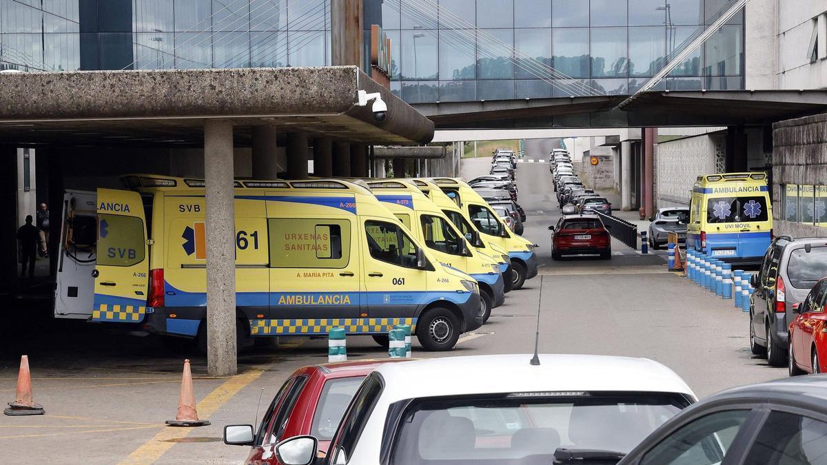 Ambulancias en la entrada principal de Urgencias del Clínico de Santiago.