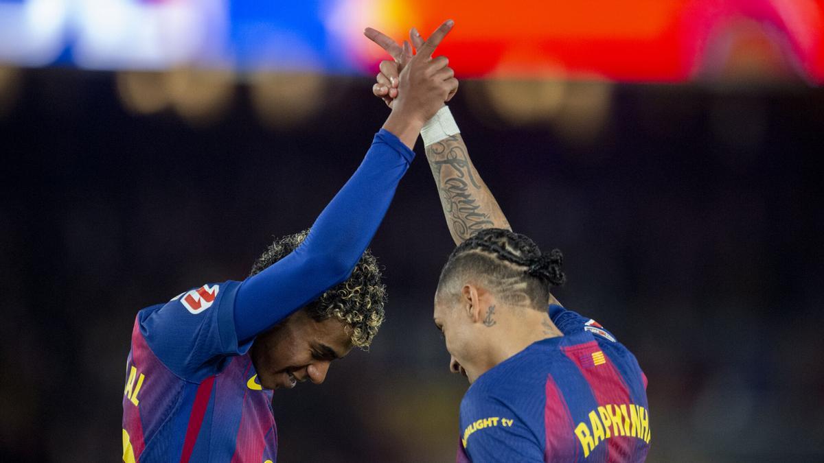 Barcelona 13.12.2025. Deportes. Raphinha celebrando con Lamine el segundo gol azulgrana durante el partido de liga entre el FC Barcelona y el Osasuna en el Camp Nou. Fotografía de Jordi Cotrina