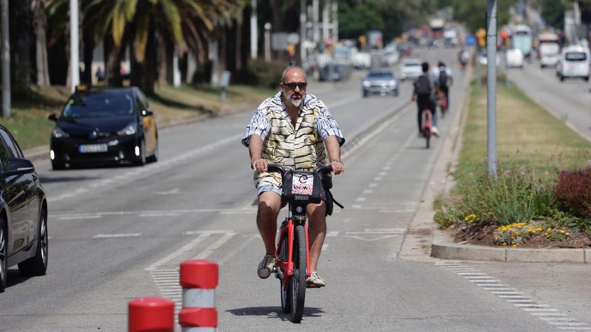 Así es como la DGT quiere que adelantes a los ciclistas