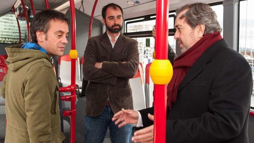 El alcalde, el concejal de Mobilidade y el presidente de Tranvías, José Prada, en una autobús.