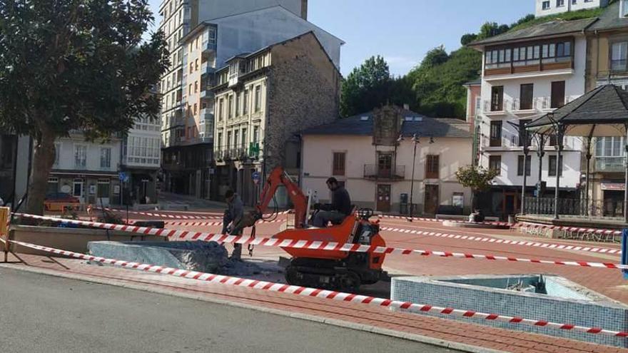 Comienza la retirada de las fuentes del centro de Luarca